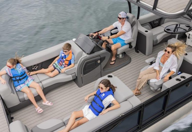 Godfrey pontoon family relax moveing 768x528